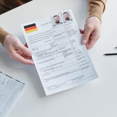 Na zdjęciu widnieje formularz związany z procesem legalizacja pobytu cudzoziemców w Niemczech.