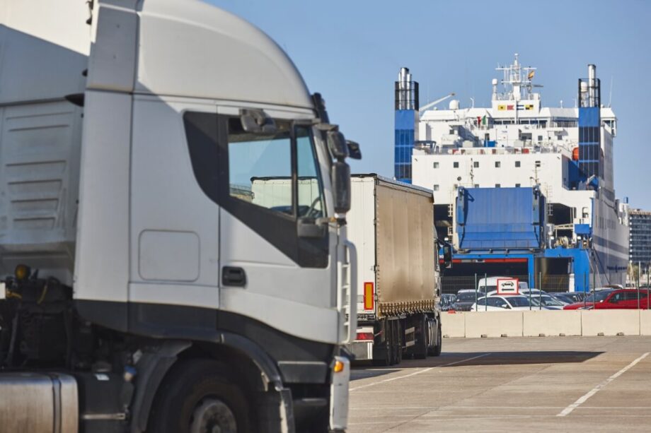 Ciężarówki czekają na załadunek na prom, co ilustruje zastosowanie prawo transportowe w praktyce.